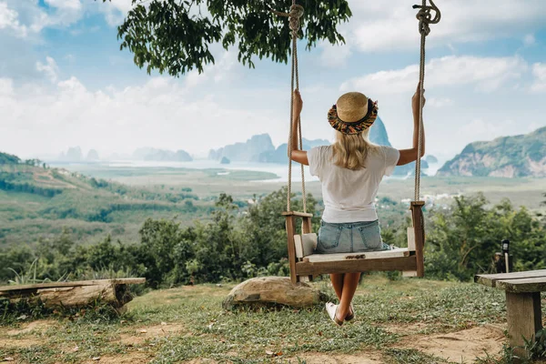 Mulher Está Sentada Balanço Desfrutando Uma Vista Incrível Das Rochas — Fotografia de Stock