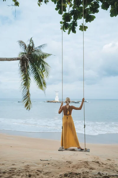 Giovane Donna Abito Giallo Swing Sull Altalena Sulla Spiaggia Kao — Foto Stock