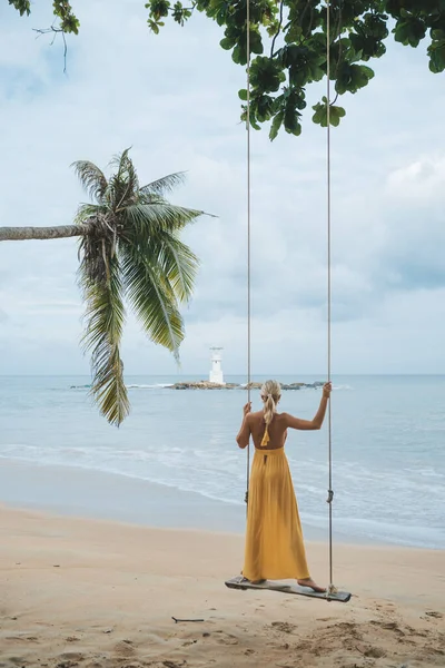 Sarı Elbiseli Genç Kadın Kao Lak Tayland Sahilinde Salıncakta Sallanıyor — Stok fotoğraf