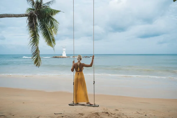 Sarı Elbiseli Genç Kadın Kao Lak Tayland Sahilinde Salıncakta Sallanıyor — Stok fotoğraf