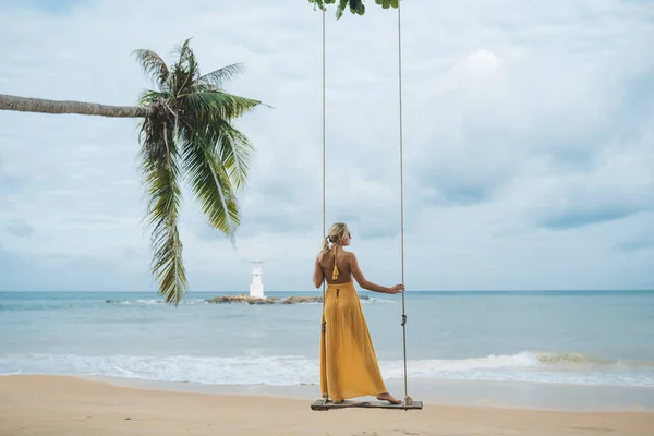 Młoda Kobieta Żółtej Sukience Huśtawka Huśtawce Plaży Kao Lak Tajlandia — Zdjęcie stockowe