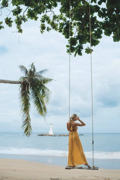 Giovane Donna Abito Giallo Swing Sull Altalena Sulla Spiaggia Kao — Foto Stock