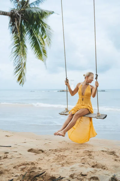 Młoda Kobieta Żółtej Sukience Huśtawka Huśtawce Plaży Kao Lak Tajlandia — Zdjęcie stockowe