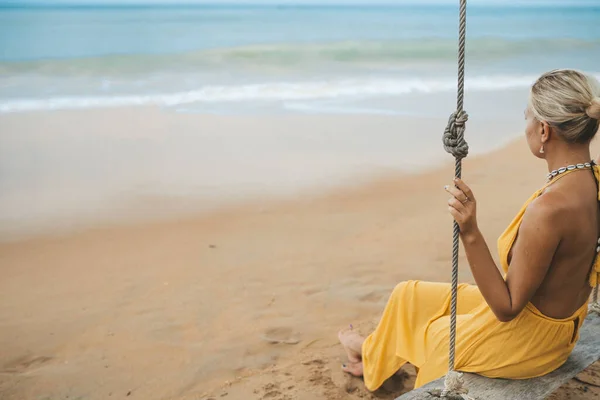 Giovane Donna Abito Giallo Swing Sull Altalena Sulla Spiaggia Kao — Foto Stock