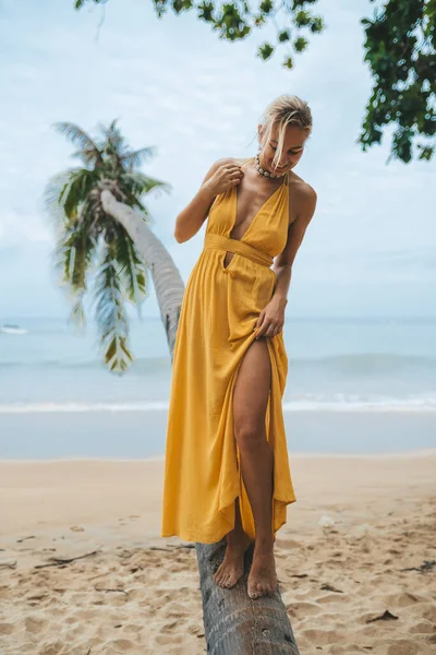 Jovem Feliz Vestido Amarelo Caminhando Longo Tronco Uma Palmeira Praia — Fotografia de Stock