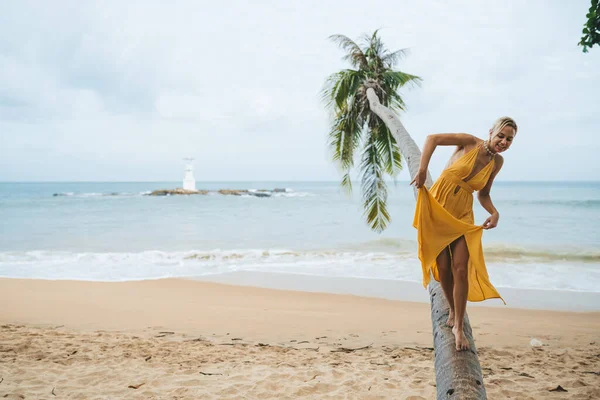 Ευτυχισμένη Νεαρή Γυναίκα Κίτρινο Φόρεμα Περπατώντας Κατά Μήκος Του Κορμού — Φωτογραφία Αρχείου