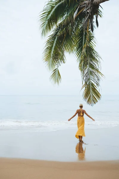タイの砂浜を歩く幸せな女性 — ストック写真
