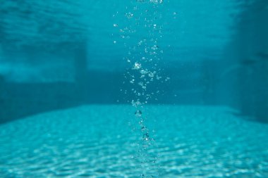 Yüzme havuzunun dibindeki delik su basıncıyla dolu.