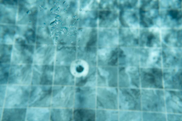 Das Loch Auf Dem Boden Des Schwimmbeckens Mit Wasserdruck — Stockfoto