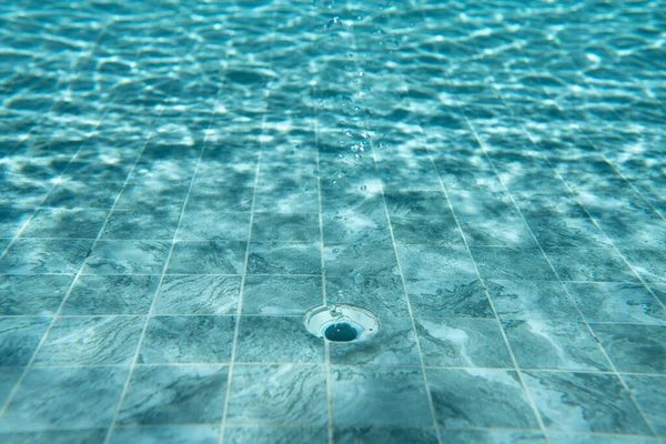 Das Loch Auf Dem Boden Des Schwimmbeckens Mit Wasserdruck — Stockfoto