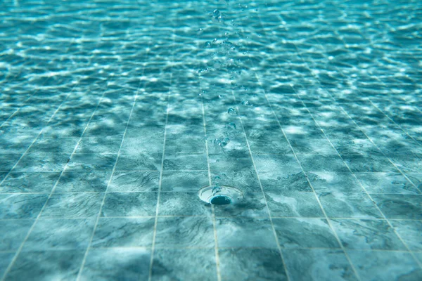 Das Loch Auf Dem Boden Des Schwimmbeckens Mit Wasserdruck — Stockfoto
