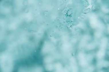 Yüzme havuzunda su kabarcıkları. Kabarcıklı suyun bulanık arka planı