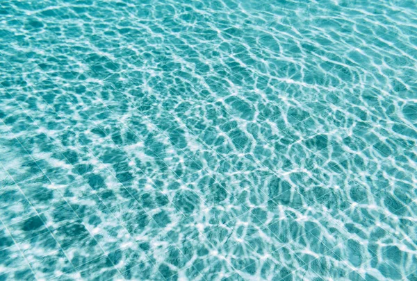 Yüzme Havuzunda Temiz Yüzeyi Arka Planda Bulanıklaştı — Stok fotoğraf