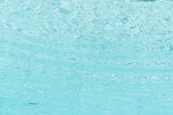 Saubere Wasseroberfläche Schwimmbad Wasser Verschwimmt Hintergrund — Stockfoto
