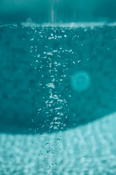 游泳池里的水泡 带气泡的水的模糊的背面 — 图库照片