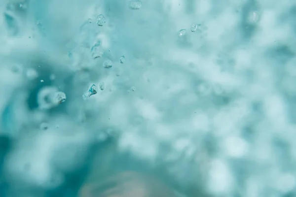 游泳池里的水泡 带气泡的水的模糊的背面 — 图库照片