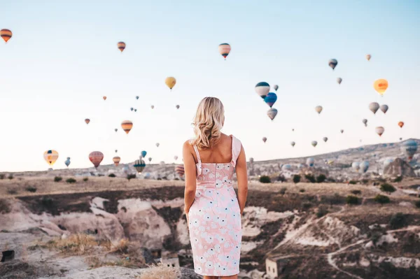 Jovem Mulher Vestido Chapéu Topo Montanha Desfrutando Uma Vista Maravilhosa — Fotografia de Stock