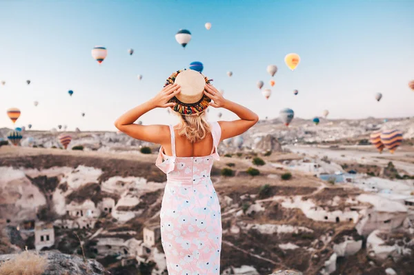 Jovem Mulher Vestido Chapéu Topo Montanha Desfrutando Uma Vista Maravilhosa — Fotografia de Stock