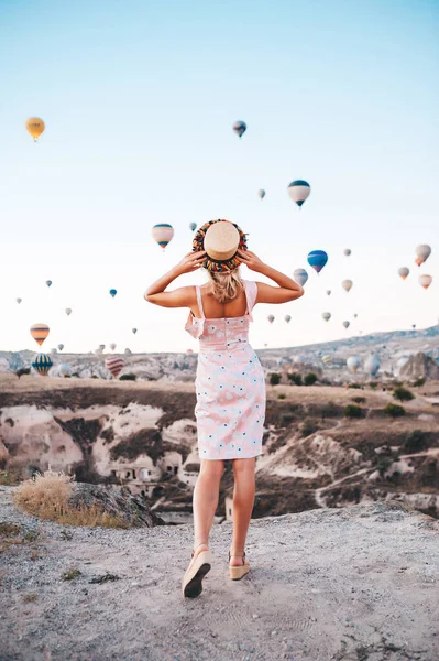 Jovem Mulher Vestido Chapéu Topo Montanha Desfrutando Uma Vista Maravilhosa — Fotografia de Stock