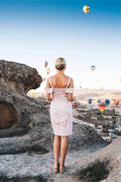 Młoda Kobieta Sukience Kapeluszu Szczycie Góry Podziwiając Wspaniały Widok Wschód — Zdjęcie stockowe