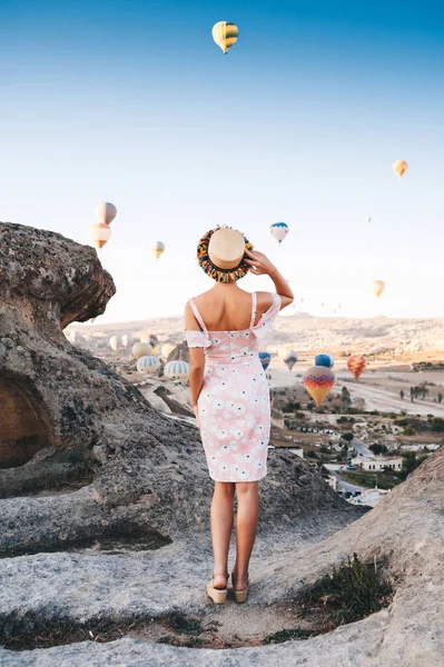Młoda Kobieta Sukience Kapeluszu Szczycie Góry Podziwiając Wspaniały Widok Wschód — Zdjęcie stockowe