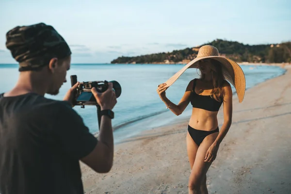 Fotograf Fotografowania Model Noszenie Bikini Duża Słomka Kapelusz — Zdjęcie stockowe