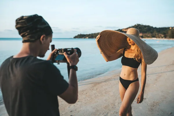 Fotograf Fotografowania Model Noszenie Bikini Duża Słomka Kapelusz — Zdjęcie stockowe