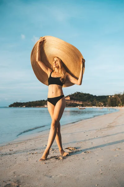 Portrait Woman Posing Beach Attractive Female Wearing Black Swimsuit Big — Stock Photo, Image