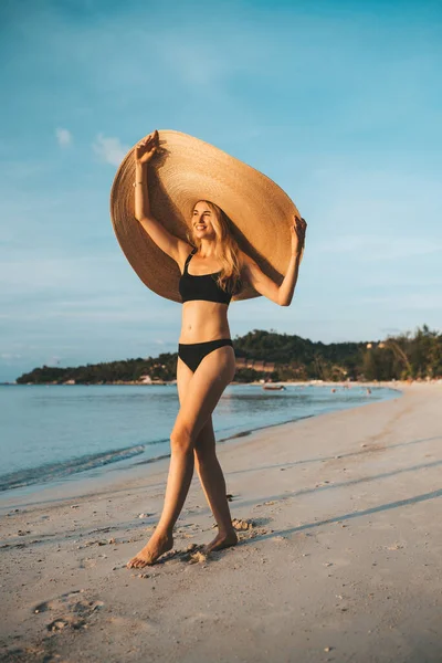 Ritratto Una Donna Posa Sulla Spiaggia Attraente Femmina Che Indossa — Foto Stock