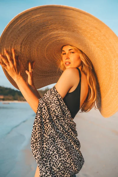 Ritratto Una Donna Posa Sulla Spiaggia Attraente Femmina Che Indossa — Foto Stock