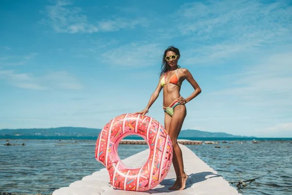 Mulher Magra Biquíni Com Anel Inflável Praia — Fotografia de Stock