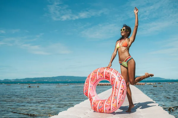 Slim Donna Bikini Con Anello Gonfiabile Spiaggia — Foto Stock