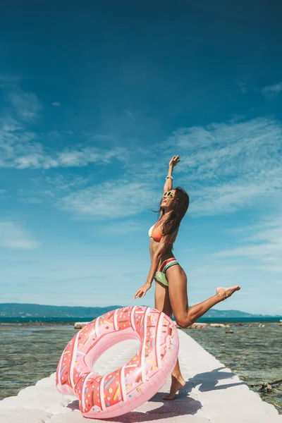 Slim Donna Bikini Con Anello Gonfiabile Spiaggia — Foto Stock