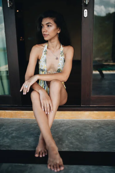 Genç Çekici Asyalı Kadın Mayoyla Kapıda Oturuyor — Stok fotoğraf