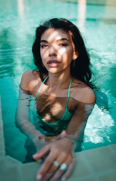 Bellissimi Capelli Lunghi Modello Femminile Posa Piscina — Foto Stock