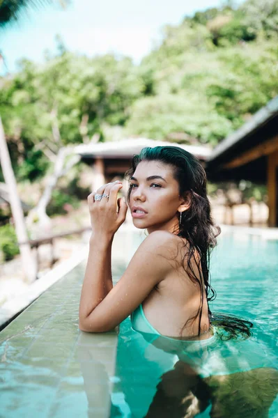 Beau Modèle Féminin Cheveux Longs Posant Dans Piscine — Photo