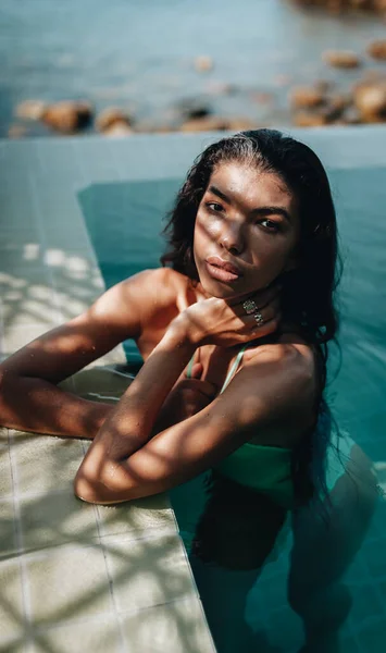 Bellissimi Capelli Lunghi Modello Femminile Posa Piscina — Foto Stock