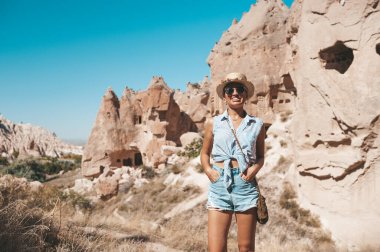CappadociaTurkey 'de Zelve açık hava müzesinde yürüyen kadın turist