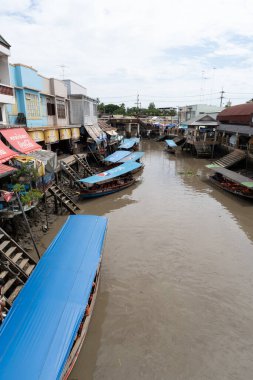 Tayland, Samut Songhram - Temmuz 05.2020: Amphawa Yüzen Pazarı Meyve, sebze ve Tayland mutfağı yüklü küçük tekneler