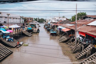 Tayland, Samut Songhram - Temmuz 05.2020: Amphawa Yüzen Pazarı Meyve, sebze ve Tayland mutfağı yüklü küçük tekneler