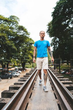 Adam Kwai nehri üzerindeki köprüde yürüyor, Tayland