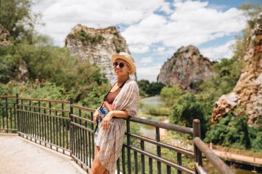 Tayland, Ratchabri 'deki Khao Ngu Taş Parkı' nda duran kadın.