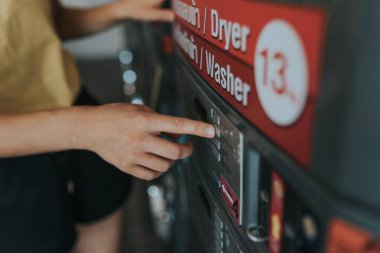 Genç sarışın kadın Mashine 'ın düğmesine bas.