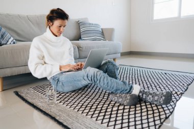 Mutlu kız hafta sonunu evde oturup dizüstü bilgisayarda film izleyerek geçiriyor.