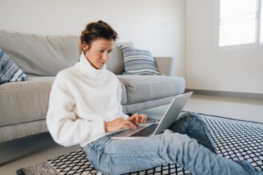 Mutlu kız hafta sonunu evde oturup dizüstü bilgisayarda film izleyerek geçiriyor.