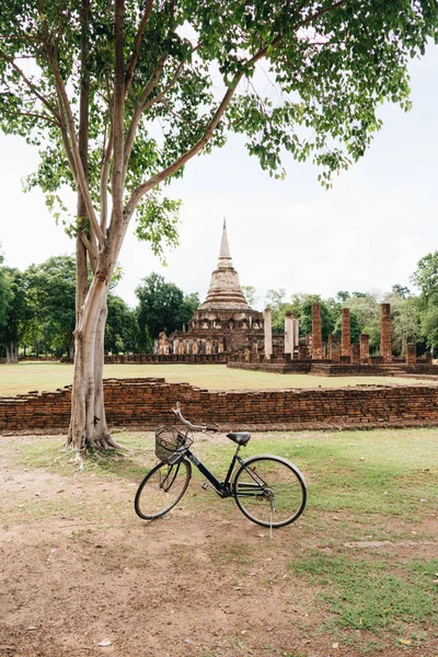 Giovane Donna Bionda Bicicletta Cerca Architettura Nella Natura Sukhotai Thailandia — Foto Stock