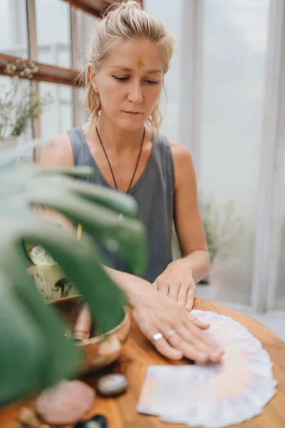 Vrouw Leest Tarot Kaarten Tafel Café — Stockfoto