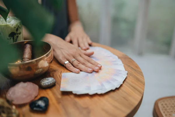 Mulher Está Lendo Cartas Tarô Mesa Café — Fotografia de Stock