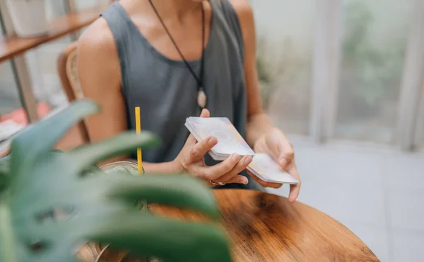 Vrouw Leest Tarot Kaarten Tafel Café — Stockfoto