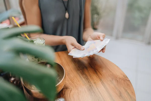 Vrouw Leest Tarot Kaarten Tafel Café — Stockfoto